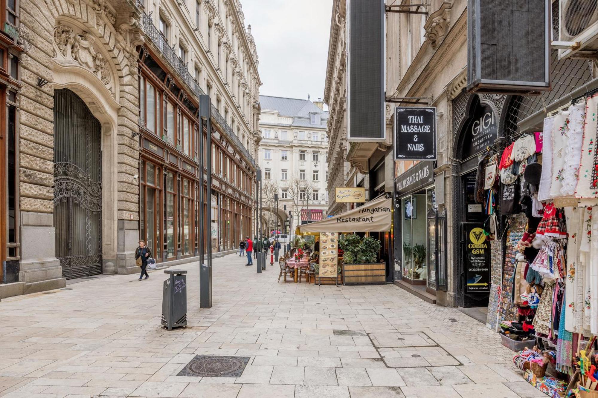 Urban Tranquillity By The Main Shopping Street Lejlighed Budapest Eksteriør billede