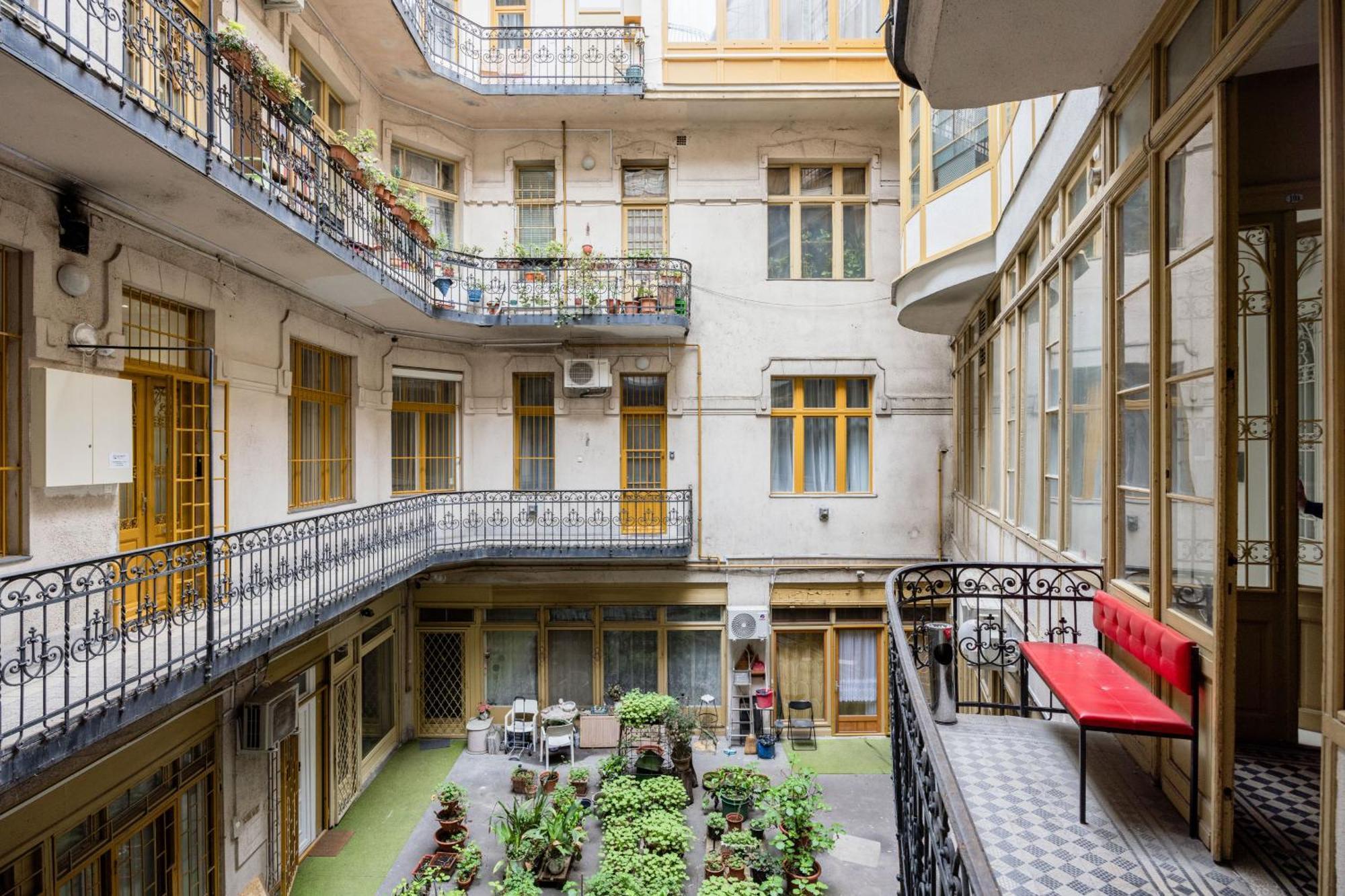 Urban Tranquillity By The Main Shopping Street Lejlighed Budapest Eksteriør billede